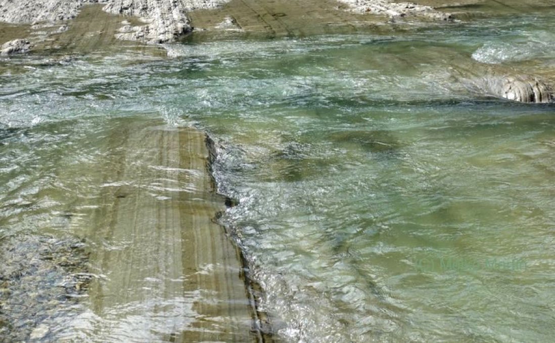 Flussbett-Gestein-Bergfluss (C) Krystyna Martin